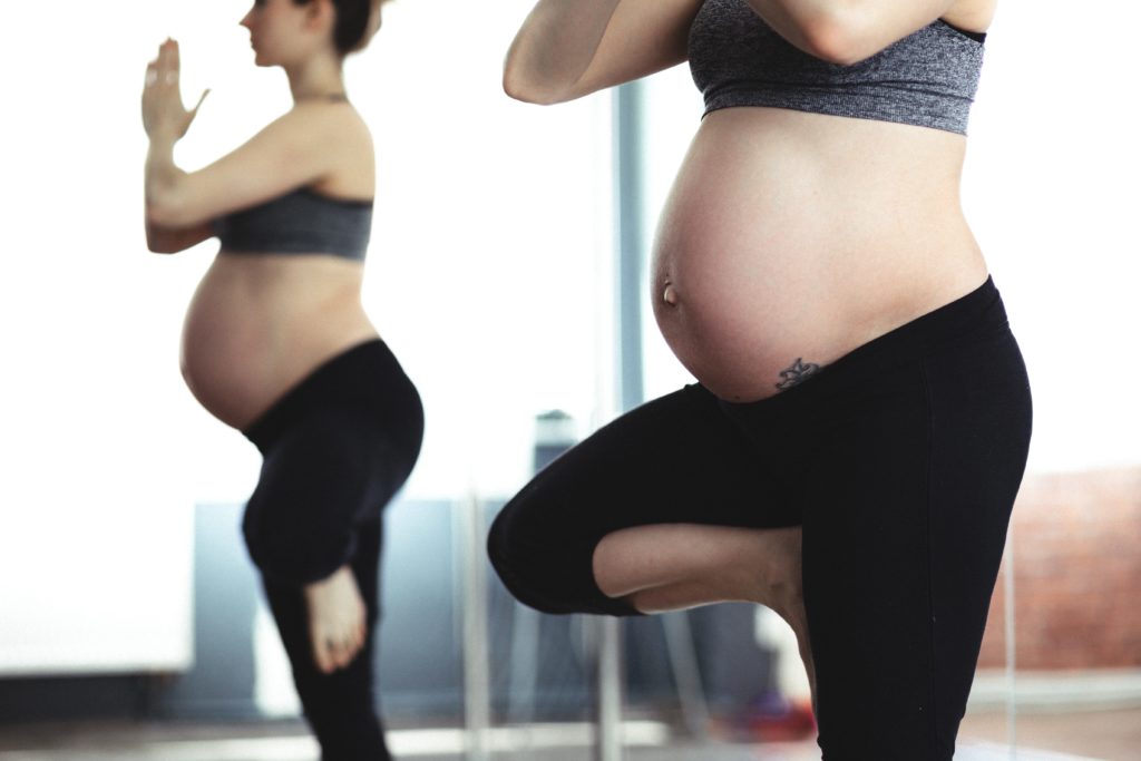 dos mujeres embarazadas haciendo yoga